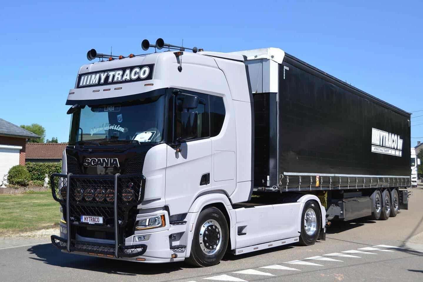 Mytraco Scania vrachtwagen met huif/tautliner oplegger &ndash; huiftransport Belgi&euml;