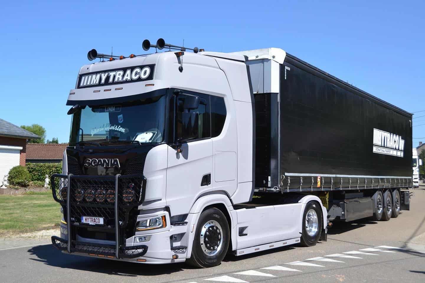 Mytraco Scania vrachtwagen met huif/tautliner oplegger &ndash; huiftransport Belgi&euml;