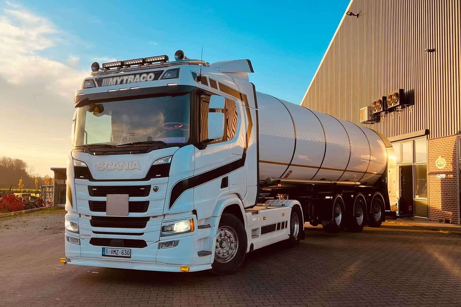 Mytraco RMO-vrachtwagen bij opslaghal in Bilzen &ndash; logistiek en transport