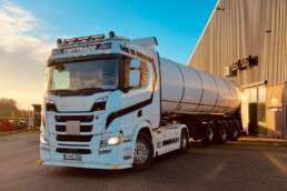 Mytraco RMO-vrachtwagen bij opslaghal in Bilzen &ndash; logistiek en transport