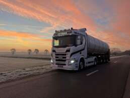 Mytraco Scania RMO-tank op de weg bij zonsopgang &ndash; betrouwbaar transport Limburg