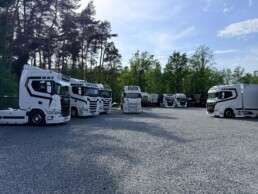 Volledig wagenpark van Mytraco geparkeerd in Bilzen – transportbedrijf Limburg