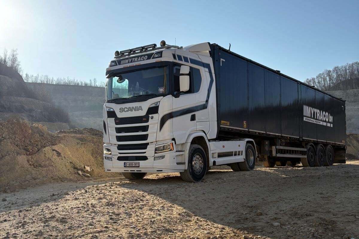 Mytraco Walking Floor vrachtwagen op werf