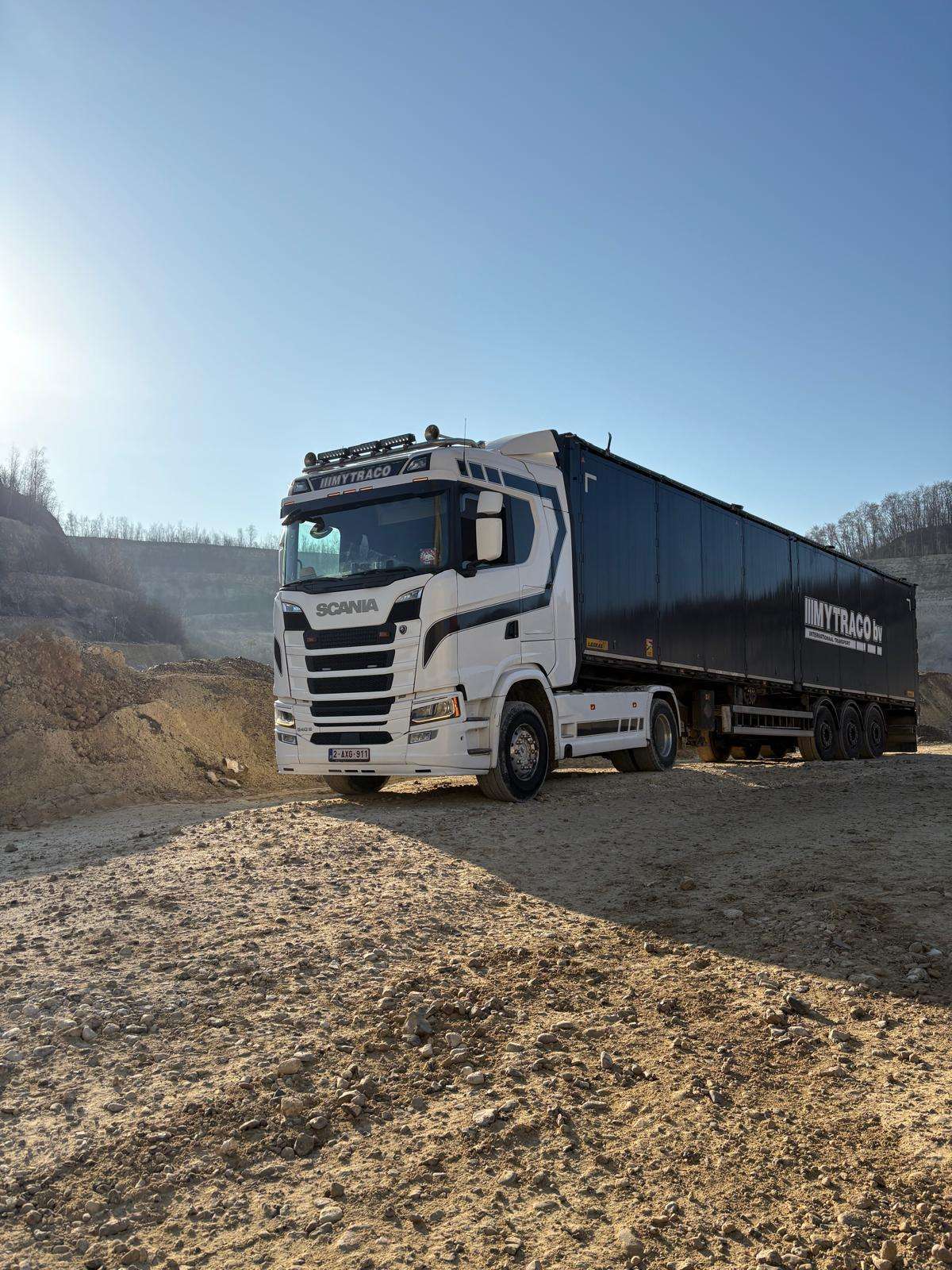 Mytraco Walking Floor vrachtwagen op werf